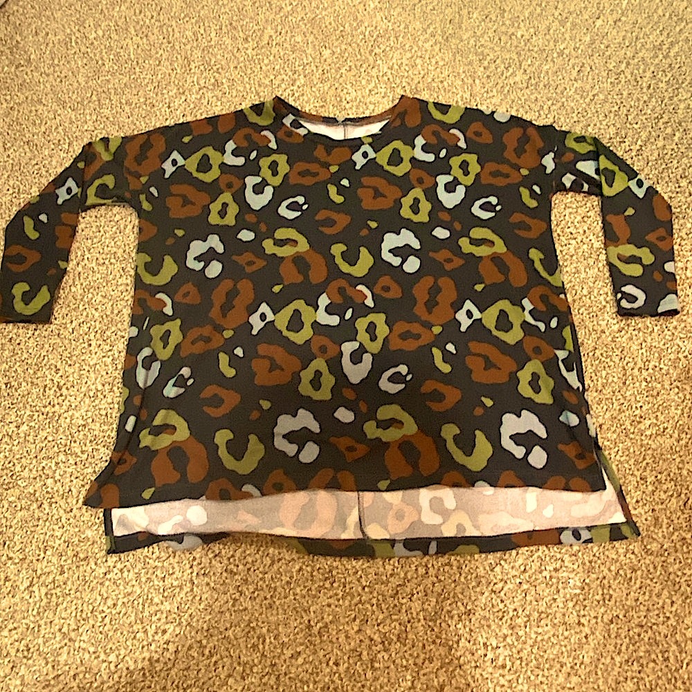 Boutique Super Soft Top Women Small Oversized and STRETCHY